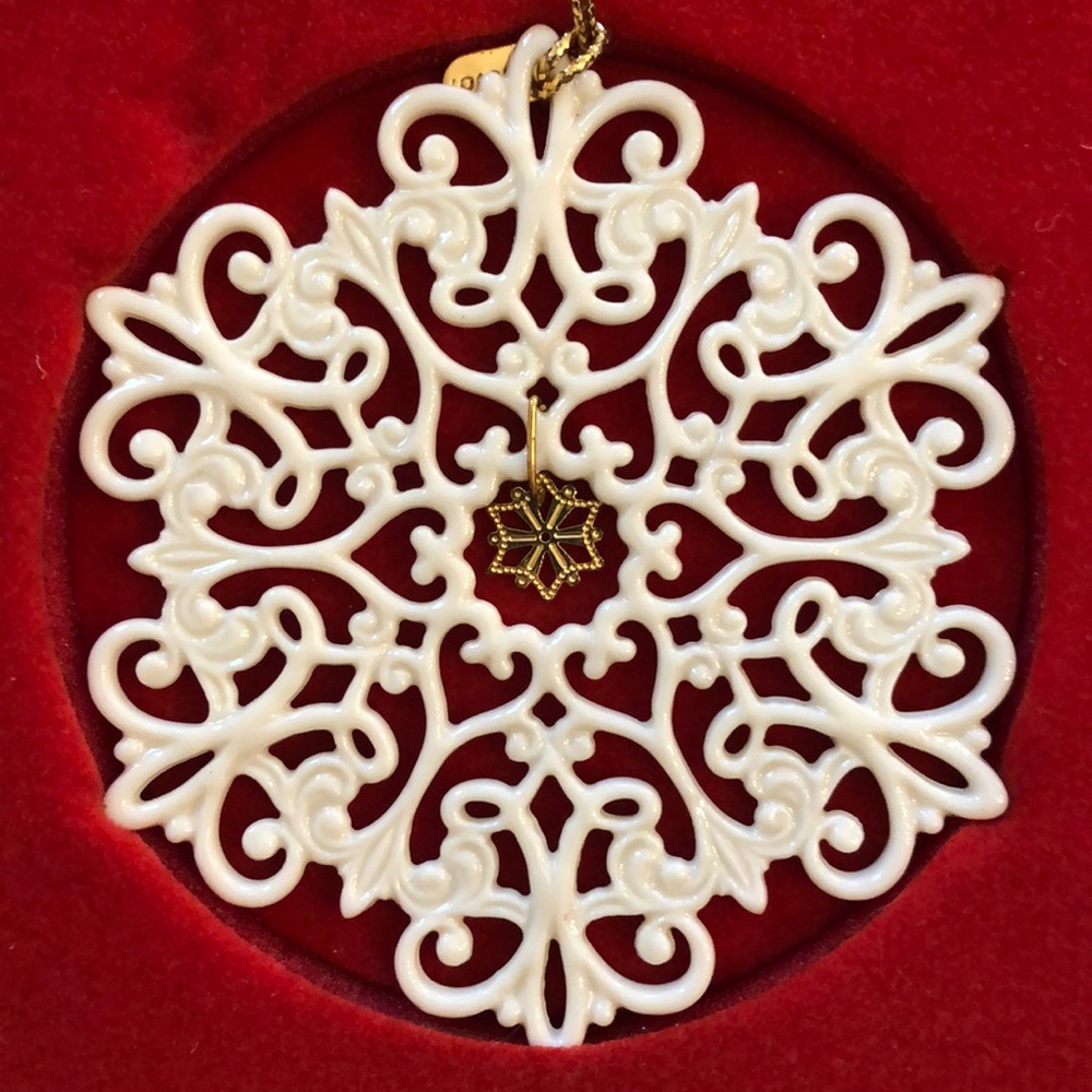 Lenox 1999 annual ornament ❄️